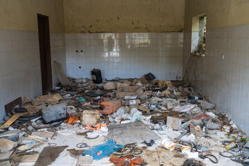 Fotos de um edifício abandonado perto de uma pedreira