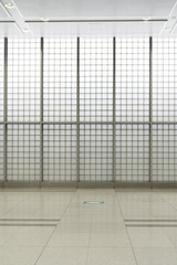 品川駅の新幹線の出口を出たところのガラスブロックの壁