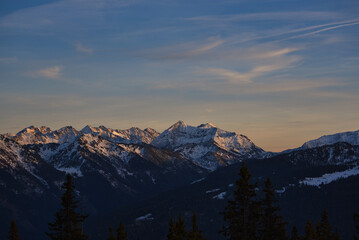 blick vom Roßbrand Radstadt auf Radstädter Tauern Obertauern im Sonnenuntergang unter blau Himmel mit Wolken zur goldenen Stunde