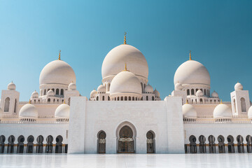 Fototapeta na wymiar Frontal view of the biggest white arbled mosque in Abu Dhabi