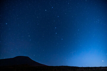 明け方の星空と山　北斗七星　北極星　八丈富士