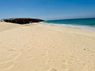 Plage dans un environnement désertique