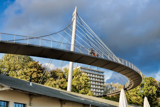 sassnitz, deutschland - hängebrücke mit fahrrad