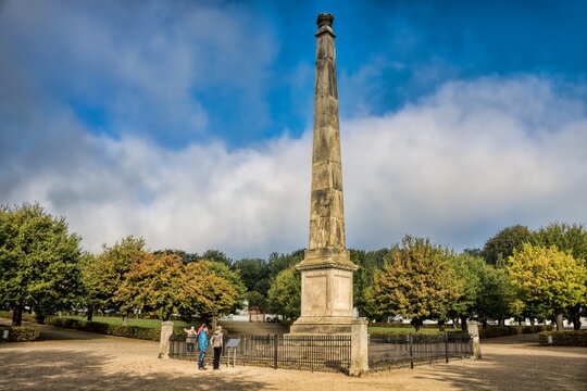 putbus, deutschland - stadtpark mit obelisk