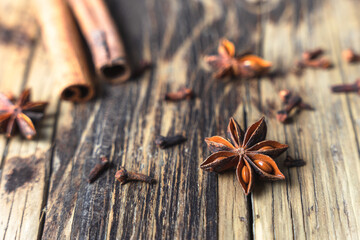 Nahaufnahme von Sternanis, Zimtrinde und Nelken auf einem rustikalen Holz tisch. Gewürze. © Sonja Rachbauer