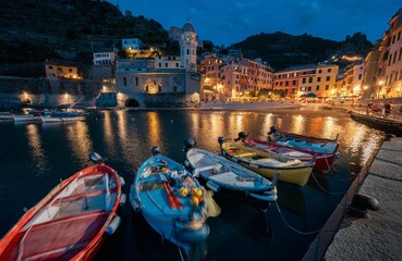 Prachtig shot van kleurrijke zeilboten geparkeerd op een pier aan de Middellandse Zee in de stad Vernazza
