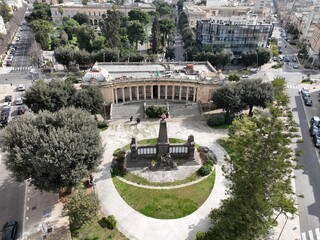 Piazza Italia, Monumento dei Caduti, Lecce.
Monumento storico dedicato ai soldati caduti in guerra.