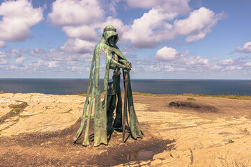 Tintagel - May 30 2022: Statue of the legendary King Arthur in the ancient town of Tintagel in Cornwall, England. - obrazy, fototapety, plakaty