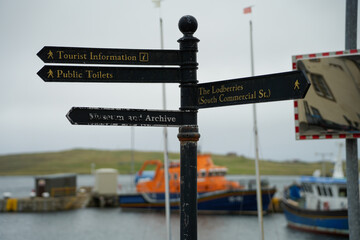 Wegweiser in Lerwick auf den Shetland Inseln