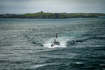 Lotsenboot k&auml;mpft sich durch starken Wellengang