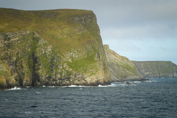 Steile Klippen am Meer auf den Shetland-Inseln