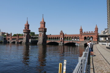 Oberbaumbrücke Berlin und Spreeufer - obrazy, fototapety, plakaty