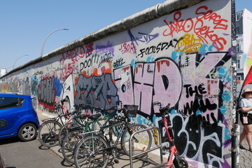 Fahrräder vor  East-Side-Gallery in Berlin
