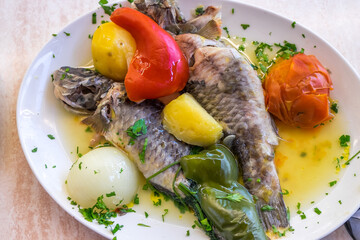 Bandeja con pescado guisado y verduras