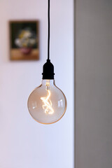 Hängende große Glühbirne in einem Wohnzimmer