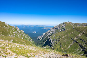Blick vom Bucegi Gebirge in den Karpaten auf das Prahova Tal mit den beliebten Wintersportorten Predeal und Sinaia zwischen Brasov und Bukarest, Rumänien