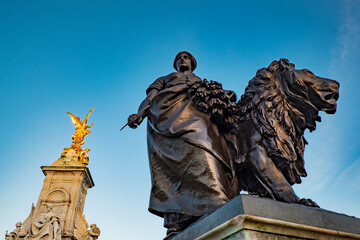 Queen Victoria Memorial in front of Buckingham Palace, London, England - obrazy, fototapety, plakaty