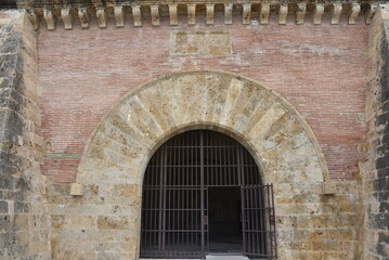 Portail du palais des Rois de Majorque à Perpignan. France