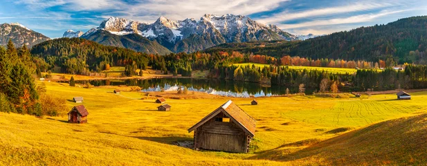 Fotobehang panoramisch landschap met bergketen © Wolfilser