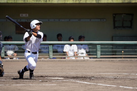 打球の行方を見守る高校球児