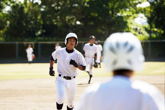 ホームランを打ちベース一周する選手（高校野球）