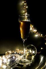 Copa de champán con luces de fiesta. Celebración Navidad. Copy Space.
