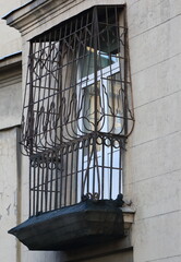 Obraz premium The balcony is fully enclosed with a metal grate