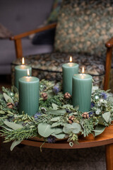 Adventskranz mit Eukalyptus, Distel, Mimose und Zypresse, brennende Kerzen, Adventskerzen anz&uuml;nden, Weihnachtsdeko