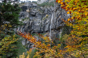 Spectacular view of the Bujaruelo Valley with the colors of autumn. Ordesa and Monte Perdido...