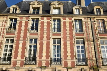Immeuble brique et pierre place des Vosges à Paris. France