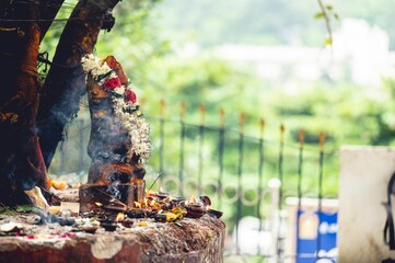 Hinduistische Anbeter, die Räucherstäbchen verbrennen und einem hinduistischen Gott Opfer darbringen