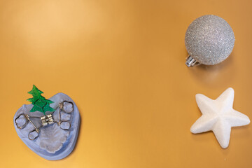 Zahnärztlicher Weihnachtshintergrund mit Platzhalter. Gaumennahterweiterung als Zahnspange auf...