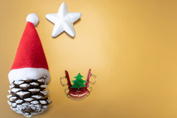 Zahnärztlicher Weihnachtshintergrund mit herausnehmbarer Zahnspange und mit Platzhalter