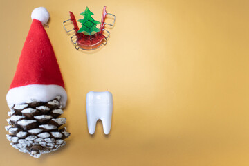Zahnärztlicher Weihnachtshintergrund mit herausnehmbarer Zahnspange und mit Platzhalter