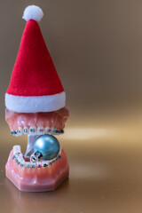 
Lustiger zahnärztlicher Weihnachtshintergrund mit Platzhalter. Zahnmodell mit festsitzender...