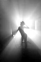 mulher linda incrível performace dança noite sexy boate 