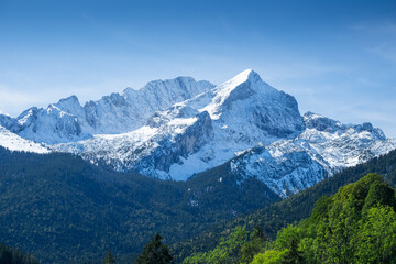 Schneebedeckter Alpspitz-Gipfel nahe Garmisch-Partenkirchen in den deutschen Alpen an einem sonnigen Tag
