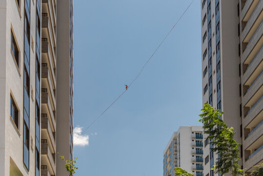 Man&Acirc;&nbsp;highlining&Acirc;&nbsp;between skyscrapers, Olympic Village, Barra&Acirc;&nbsp;Da&Acirc;&nbsp;Tijuca, Rio&Acirc;&nbsp;de&Acirc;&nbsp;Janeiro, Brazil