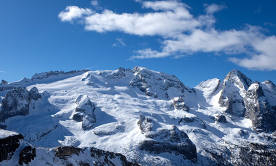 Der Bergkamm der Marmolada in den italienischen Alpen an einem sonnigen Wintertag