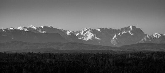 Panoramablick auf das Wettersteingebirge mit Zugspitze am rechten Ende
