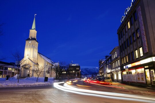 TromsÃ¸ is a city and municipality in the province-fylke Norwegian-Troms, Norway. With about 66 000 inhabitants, is the capital and largest city of Troms and Nord-Norge, Norway and