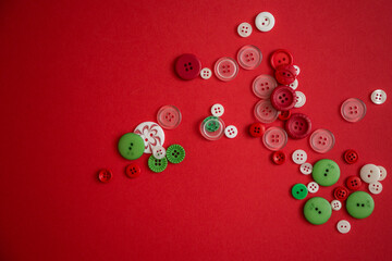 Knöpfen auf rotem Grund