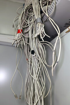 Wiązka kabli internetowych sieciowych dostarcza internet do domu. 