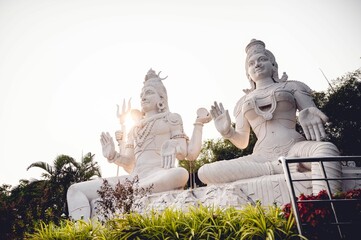Witte Shiva- en Parvathi-standbeelden op de Kailasagiri-heuvel in de staat Andhra Pradesh, Visakhapatnam, India