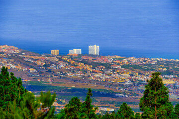 Obraz premium Die Landschaft bei La Caldera auf der Kanareninsel Teneriffa in der Gemeinde La Orotava. Blick vom Mirador auf La Orotava und Puerto de la Cruz.