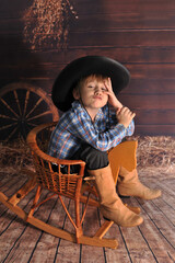 menino caipira brincando feliz engraçado 