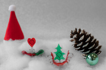 Zahnärztlicher Weihnachtshintergrund mit herausnehmbarer Zahnspange und mit Platzhalter
