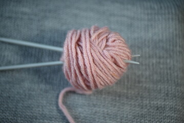 woolen pink threads for knitting, skein of powdery threads for knitting, knitting needles with threads for knitting, close-up of threads for knitting, texture of threads, Hobby, homework