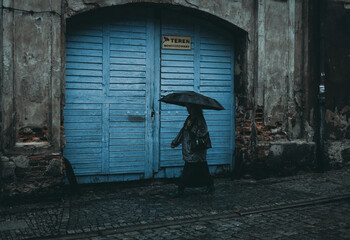 Obraz na płótnie Canvas woman with umbrella on rainy day in town