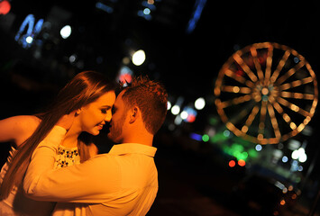 casal a noite apaixonados romântico 